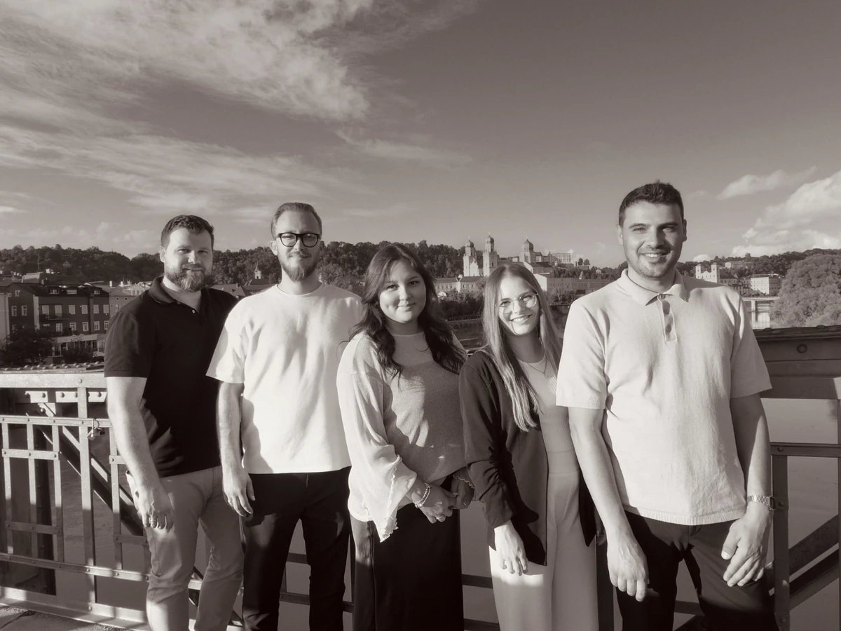 Teamfoto von BavariaSpot mit Passau im Hintergrund