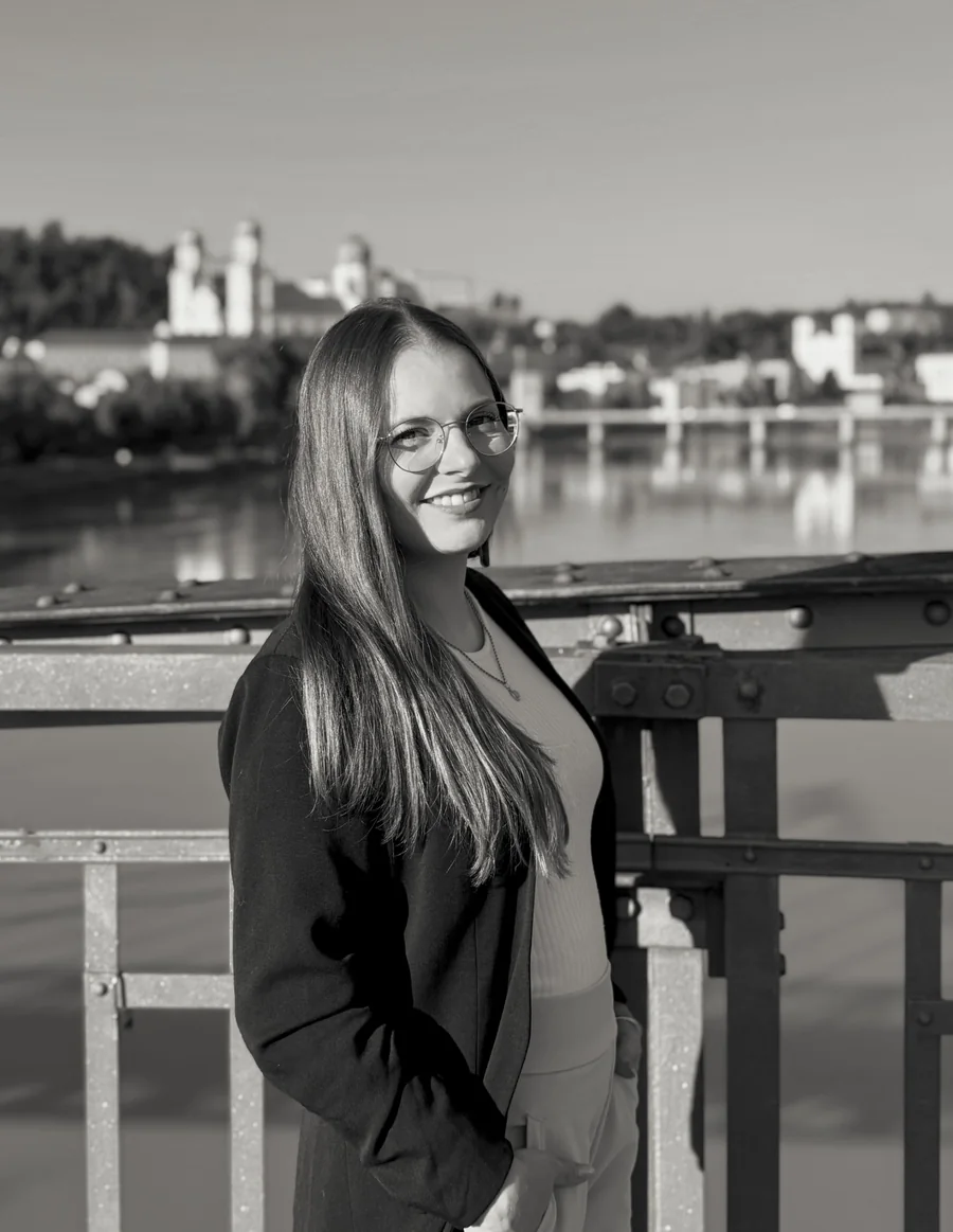 Marina Einberger von BavariaSpot vor der Passauer Altstadt